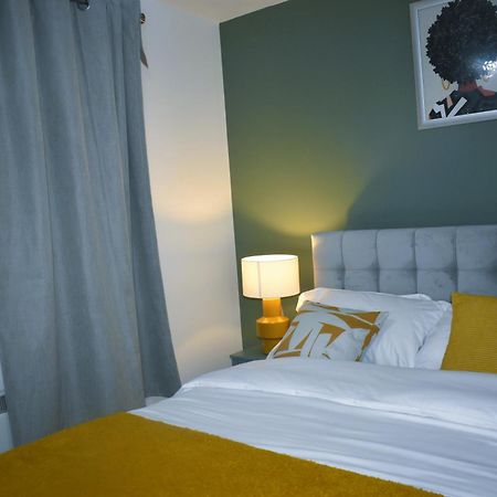 Luxury 2 Bed House With 3 Beds,3 Free Parking Lot In Dartford Near Town Centre, Adjacent Bus Stop, Train Station, Bluewater Mall, 25Mins To London City Airport,20 Miles From Central London Zewnętrze zdjęcie
