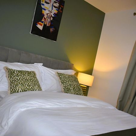 Luxury 2 Bed House With 3 Beds,3 Free Parking Lot In Dartford Near Town Centre, Adjacent Bus Stop, Train Station, Bluewater Mall, 25Mins To London City Airport,20 Miles From Central London Zewnętrze zdjęcie