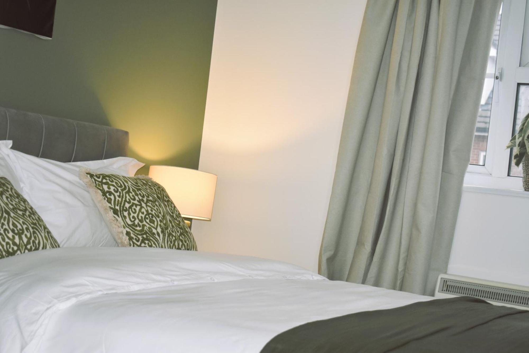 Luxury 2 Bed House With 3 Beds,3 Free Parking Lot In Dartford Near Town Centre, Adjacent Bus Stop, Train Station, Bluewater Mall, 25Mins To London City Airport,20 Miles From Central London Zewnętrze zdjęcie