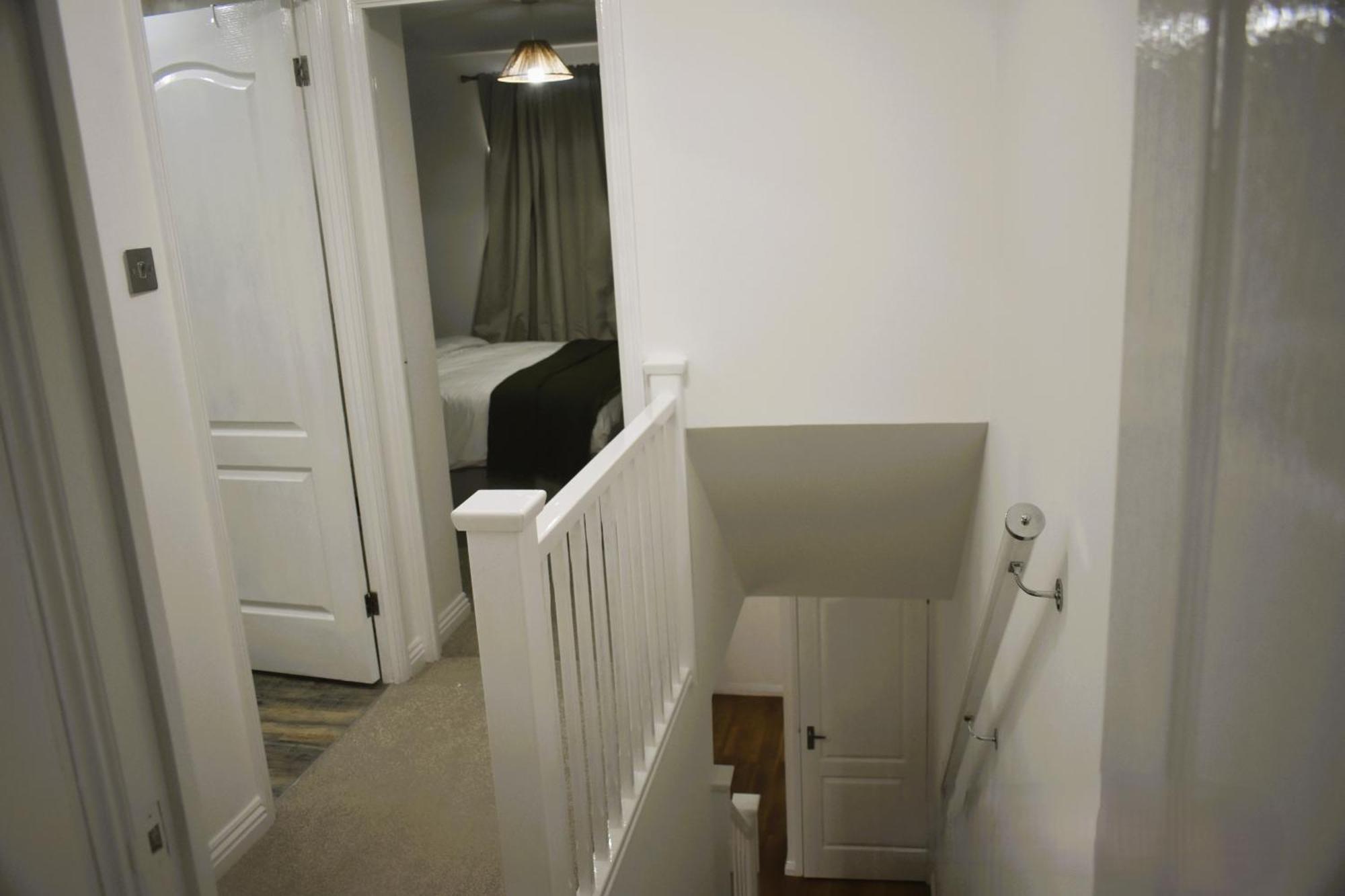 Luxury 2 Bed House With 3 Beds,3 Free Parking Lot In Dartford Near Town Centre, Adjacent Bus Stop, Train Station, Bluewater Mall, 25Mins To London City Airport,20 Miles From Central London Zewnętrze zdjęcie