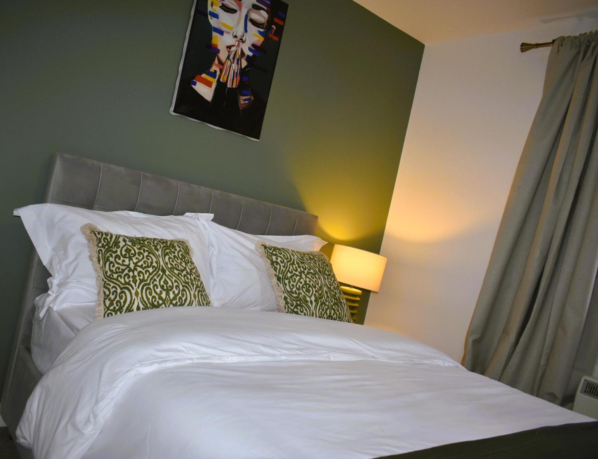 Luxury 2 Bed House With 3 Beds,3 Free Parking Lot In Dartford Near Town Centre, Adjacent Bus Stop, Train Station, Bluewater Mall, 25Mins To London City Airport,20 Miles From Central London Zewnętrze zdjęcie