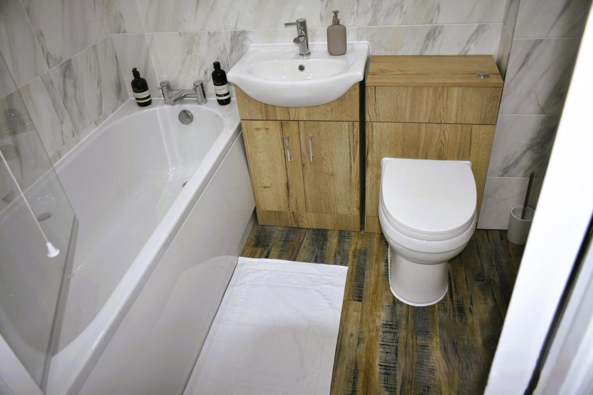 Luxury 2 Bed House With 3 Beds,3 Free Parking Lot In Dartford Near Town Centre, Adjacent Bus Stop, Train Station, Bluewater Mall, 25Mins To London City Airport,20 Miles From Central London Zewnętrze zdjęcie