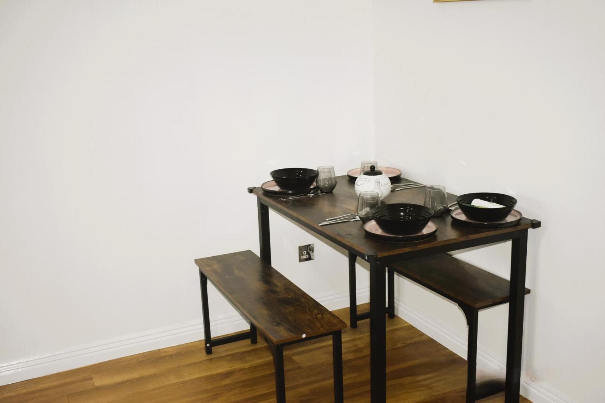 Luxury 2 Bed House With 3 Beds,3 Free Parking Lot In Dartford Near Town Centre, Adjacent Bus Stop, Train Station, Bluewater Mall, 25Mins To London City Airport,20 Miles From Central London Zewnętrze zdjęcie